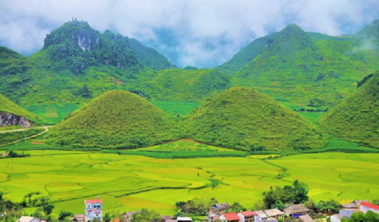 Núi đôi Quản Bạ nổi tiếng tại Hà Giang 