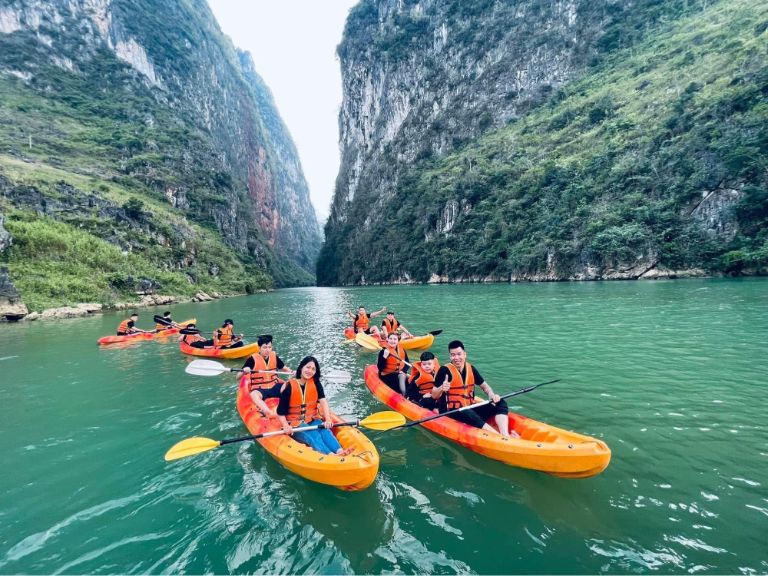 Chèo thuyền sông Nho Quế