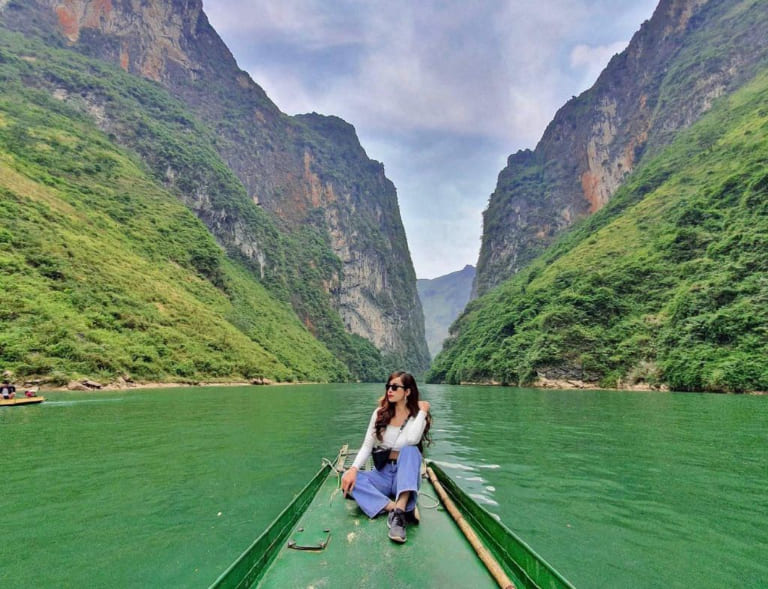 Du khách du thuyền trên sông Nho Quế