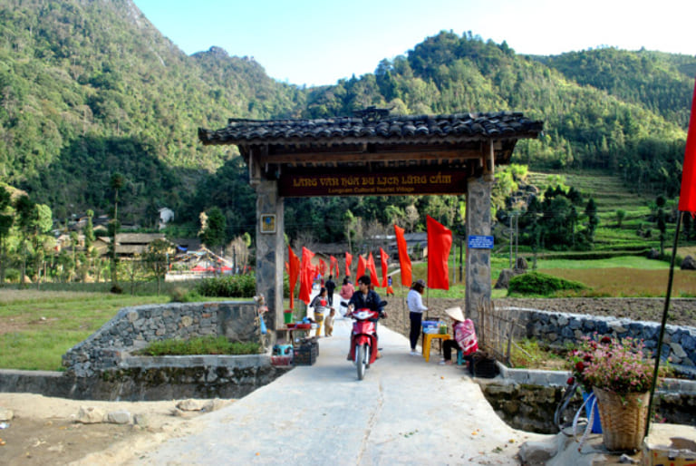 Cổng làng văn hóa Lũng Cẩm